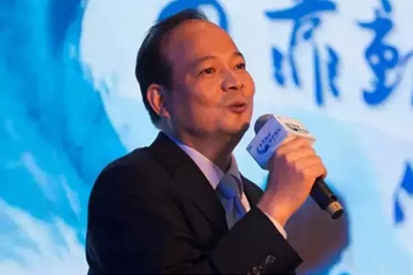 股融易 曾毓群