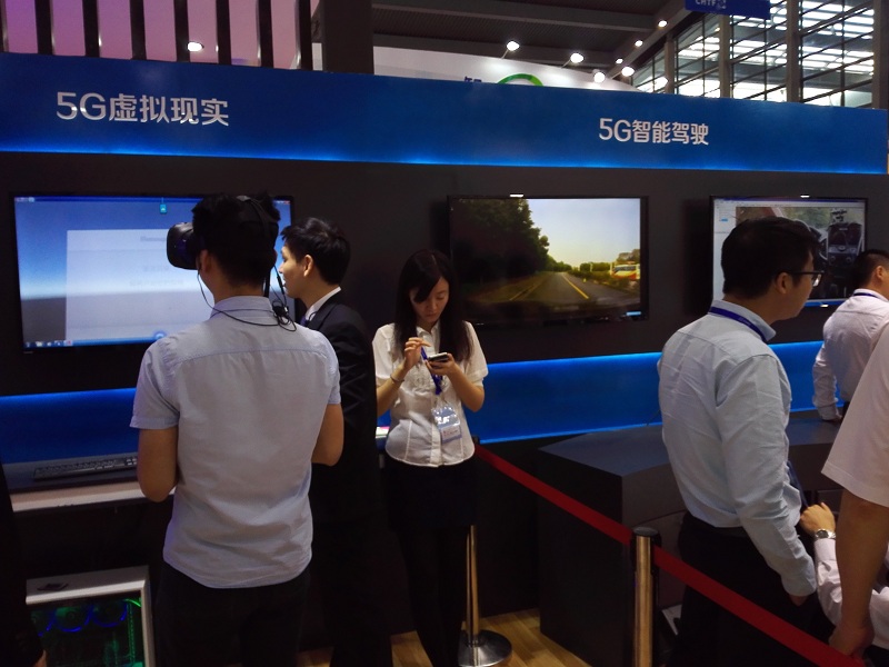 中国移动的5G虚拟现实与5G智能驾驶。